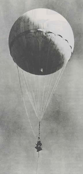 Từ cuối năm 1944 đến đầu năm 1945, Nhật Bản đã thả hơn 9.000 quả khinh khí cầu chứa chất cháy nổ lửa từ bờ biển phía Đông đảo Honshu với ý đồ cho gió thổi chúng dạt đến Mỹ gây nên các vụ hỏa hoạn và cháy rừng. Theo báo cáo của Mỹ, khoảng 300 quả khí cầu trong số đó đã được quan sát tại Mỹ. Con số khí cầu bay đến Mỹ thực tế có thể là 1.000. Chúng đã khiến 6 người chết và gây ra một số thiệt hại không đáng kể.