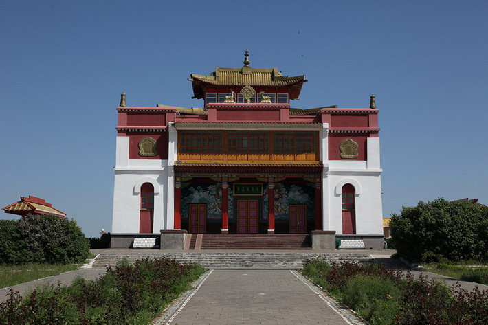 Ngoài ra, những điểm độc đáo về văn hóa, lịch sử của Kalmykia cũng là một lợi thế lớn để phát triển du lịch. Ảnh: Ngôi chùa Syakyusn Syume ở Elista. Ảnh: Internet.