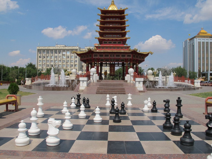 Không chỉ nổi tiếng với văn hóa Phật giáo, Kalmykia còn được biết đến như một trung tâm cờ vua quốc tế vì cựu Tổng thống Kirsan Ilyumzhinov của nước này là người đứng đầu của Liên đoàn Cờ vua quốc tế ( FIDE ). Trong trường phổ thông ở Kalmykia, cờ vua là môn học bắt buộc. Nhiều địa điểm ở Elista mang đậm dấu ấn của bộ môn cờ vua, như bàn cờ khổng lồ ở trung tâm thành phố này.