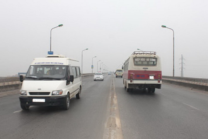 Ngày 16/8/2001 trên cầu Thăng Long, Hà Nội, chiếc xe Lancer loại 4 chỗ thuộc sở hữu của Đại sứ quán Nga tại Việt Nam đang trên đường chạy ra sân bay Nội Bài bất ngờ bị mất lái, đâm phải chiếc xe ô tô Hiace biển Nam Định đi cùng chiều. Cú va chạm đã làm ông Kuznetsov Kirin, tuỳ viên Đại sứ quán Nga thiệt mạng tại chỗ, ông Osipkin (tài xế), cán bộ Đại sứ quán Nga, bị thương nặng.