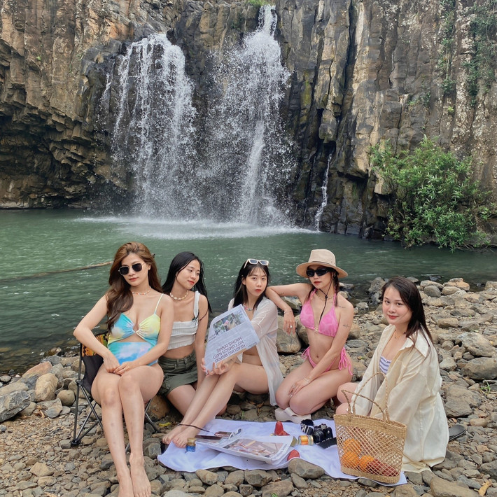 Ảnh: Thu Ngân. Khác xa những điểm du lịch đông đúc, thác Vực Hòm giữ vẻ đẹp nguyên bản, chưa khai thác nhiều nên không khí trong lành, mát mẻ tại đây gây ấn tượng cho bất kỳ ai từng đặt chân đến.