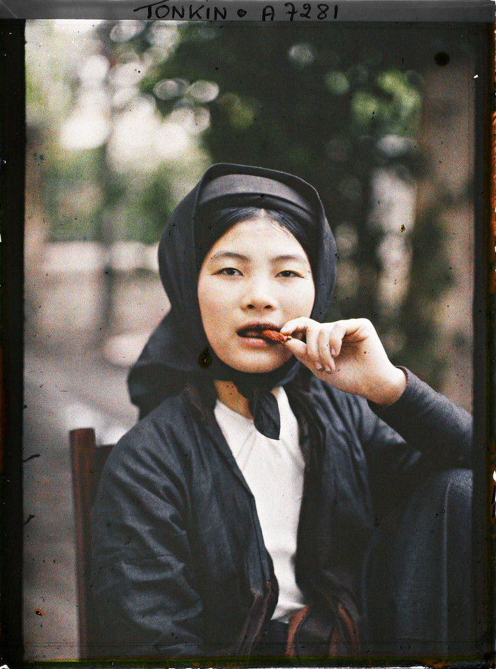 Người đẹp Hà thành nhai trầu.