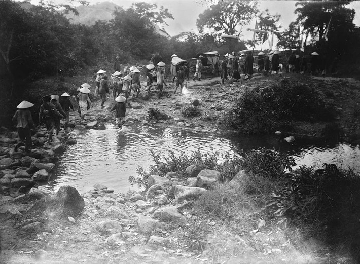 Những người khuân vác trên đường Cái quan, phía Nam Phú Yên, Việt Nam năm 1898. Ảnh: André Salles/Gallica.bnf.fr.
