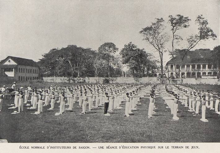 Học sinh tập thể dục trên sân trường, 1931.