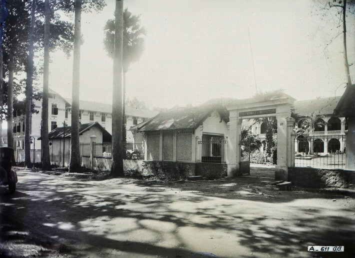 Cổng trường Sư phạm Thực hành, Sài Gòn thập niên 1920. Trường nằm ở số 3 đường Rousseau, nay là đường Nguyễn Bỉnh Khiêm, đối diện Thảo Cầm Viên.