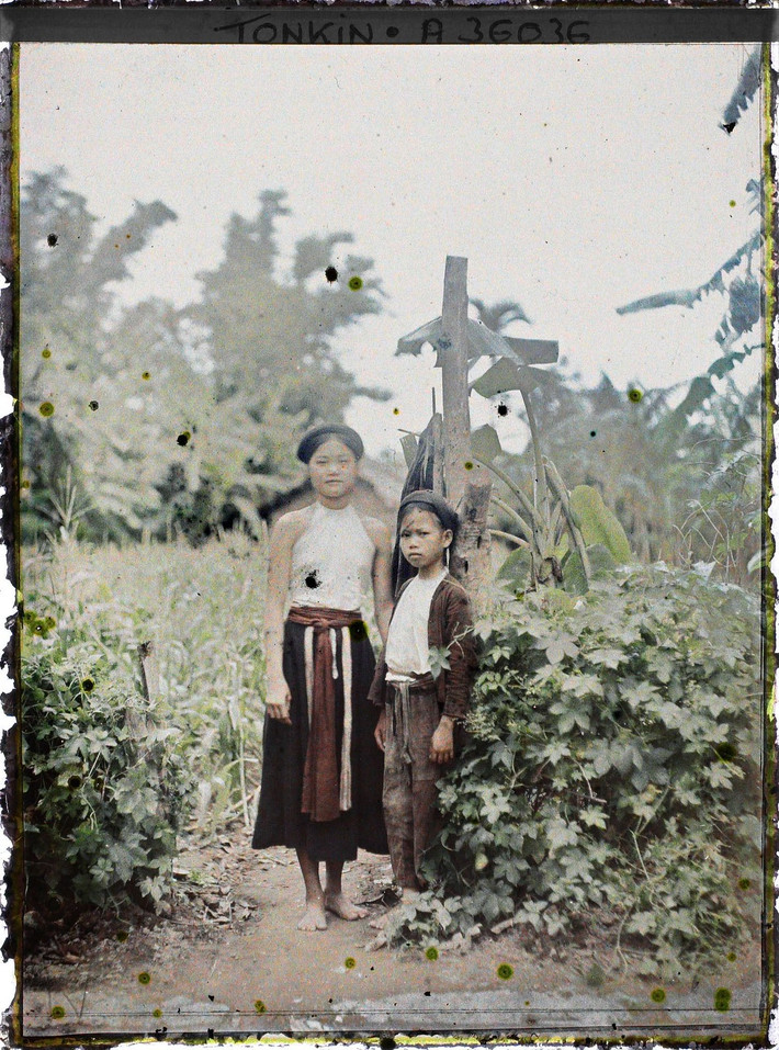 Thiếu nữ và bé gái.