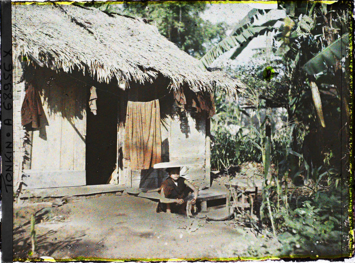 Thôn nữ chẻ củi.