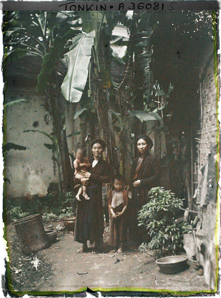 Hai phụ nữ và hai em bé.