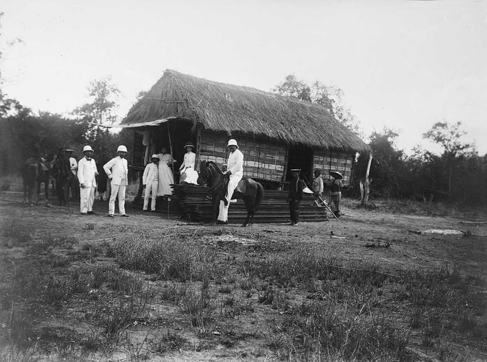 Những người Pháp tham gia hành trình trên đường Cái quan dã ngoại gần Phan Rang.