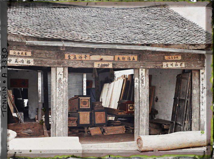 Cửa hàng bán quan tài trên phố Hàng Hòm, 1915.