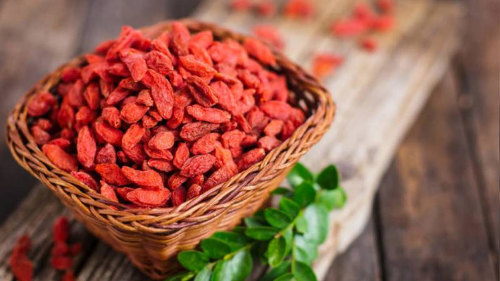 Quả kỷ tử được dùng trong nhiều vị thuốc Đông y, còn đùng để pha trà dưỡng sinh, làm đẹp, nấu canh, nấu các món hầm bổ dưỡng như gà tần thuốc Bắc, chân giò hầm thuốc Bắc...