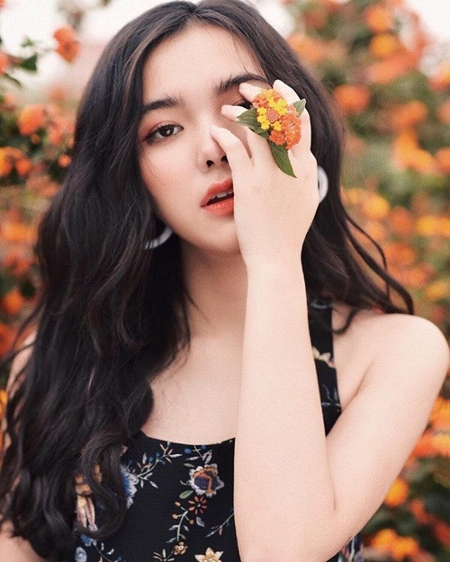 Không chỉ sở hữu vẻ đẹp nổi bật, cô nàng còn là tiểu thư trong một gia đình có gia thế đáng ngưỡng mộ. Tuy vậy, Thiên Trang vẫn làm nhiều công việc khác nhau để tự mua nhà, đóng tiền học phí tại một trường quốc tế.