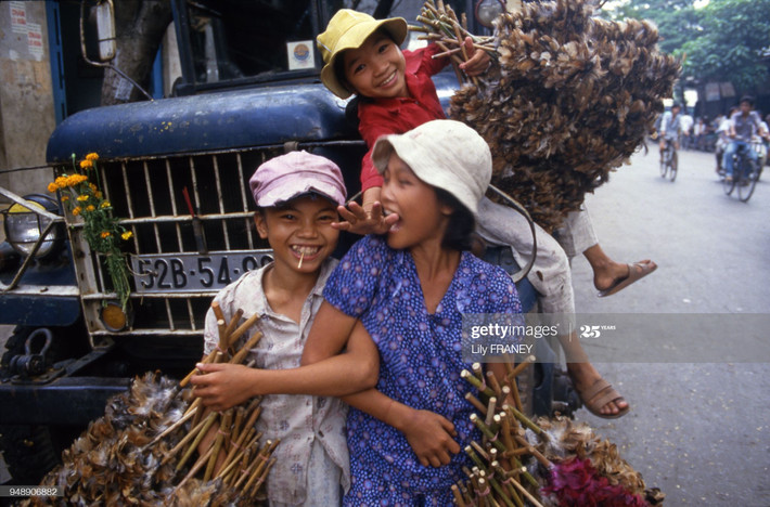 Những đứa trẻ bán chổi lông gà.