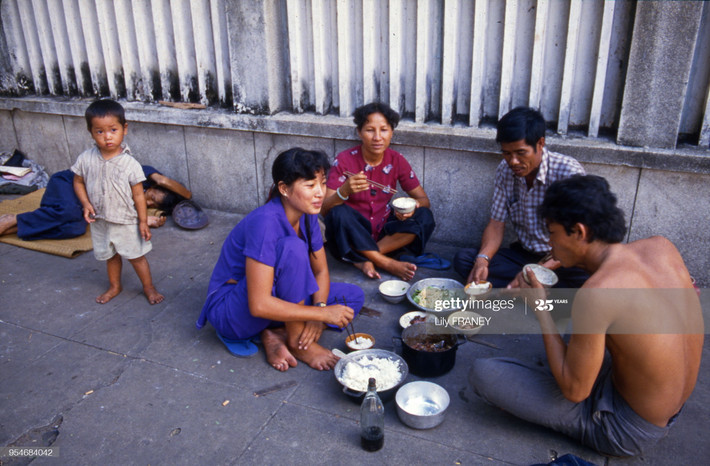 Bữa cơm trên đường phố Sài Gòn.