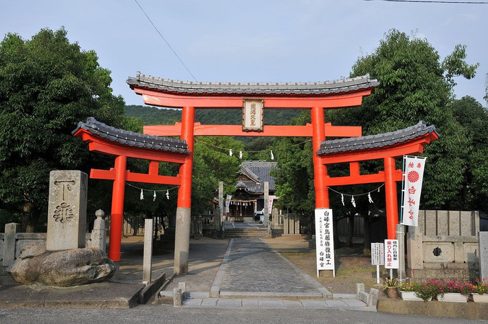 Chiếc sào trên hai cây cột đó chính là cánh cổng Torii đầu tiên. Từ đó, cánh cổng thần thoại này trở thành biểu tượng của sự sung túc và thịnh vượng, được dựng ở mọi đền thờ trên đất nước Nhật Bản...