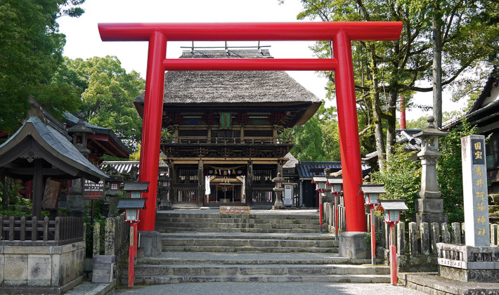 Nằm ở lối vào các đền thờ Thần đạo của Nhật Bản, cổng Torii mang kiến trúc đặc trưng rất dễ nhận dạng, được coi là một biểu tượng của văn hóa truyền thống Nhật Bản.