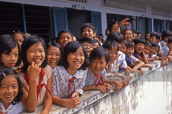 Các em học sinh ở một ngôi trường tại Hà Nội cười tươi như hoa khi được nữ phóng viên Pháp chụp ảnh.