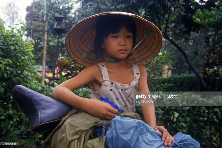 Cô bé sau chiếc xe đạp.