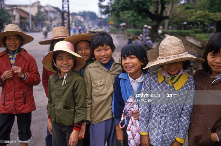 Một nhóm trẻ em trên đường phố Hà Nội năm 1987. Ảnh: Lily Franey / Gamma-Rapho / Getty Image.