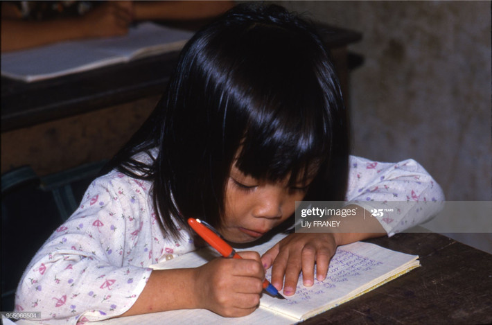 Giờ tập viết chữ ở trường.