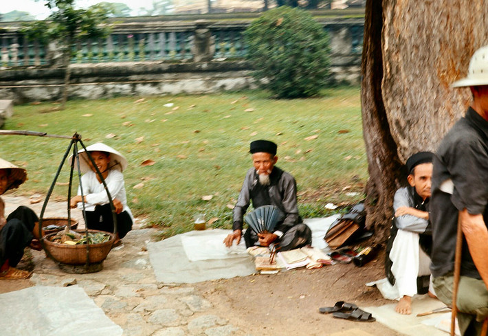 Một thầy bói cao tuổi chờ khách bên lối vào Lăng Ông, 1969-1970. Ảnh: David Staszak.