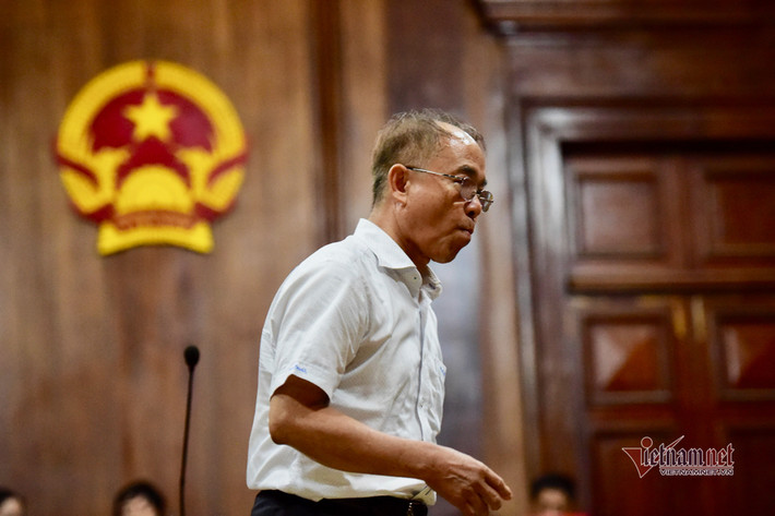 "Tôi chưa bao giờ bị kỷ luật, nhưng đến cuối đời tôi lại vướng vào vòng lao lý. Đó là trải nghiệm vô cùng cay đắng, nghiệt ngã. Cả tuổi trẻ đã cống hiến cho sự nghiệp cách mạng để mang lại hạnh phúc cho người dân, đặc biệt nhân dân TP.HCM, tôi đã cố gắng đi theo lợi ích chung của đất nước, của nhân dân tới cùng. Tôi muốn xin lỗi mọi người vì sự việc đáng tiếc xảy ra", ông Tài nói lời sau cùng trước HĐXX