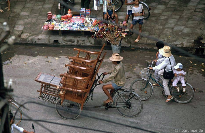 Quầy bán đèn ông sư và đồ chơi Trung thu như mặt nạ giấy bồi, trống... tại một góc phố Hà Nội, 1992. Ảnh: Hans-Peter Grumpe.