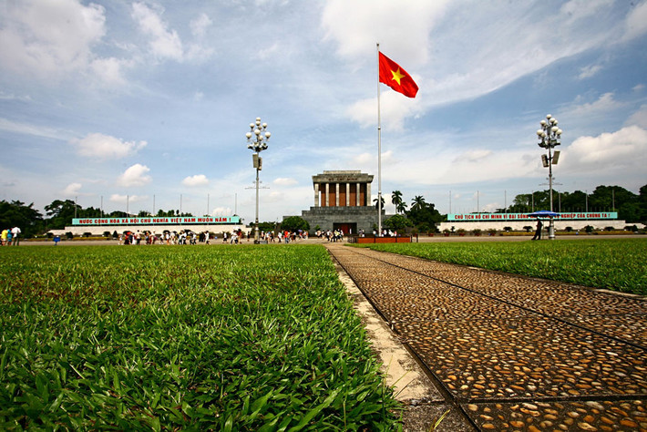 Sau sự kiện trọng đại này, Vườn hoa Ba Đình được người dân Hà Nội gọi là Quảng trường Ba Đình hay Quảng trường Độc Lập và con đường chạy qua quảng trường là đường Độc Lập. Những tên gọi này được giữ nguyên cho đến ngày nay... Ảnh: Tạp chí Kiến trúc.