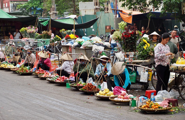 Những chiếc quang gánh của người bán hoa quả dàn hàng trên lòng đường ở chợ Bắc Qua, một hình ảnh khiến nhiều khách quốc tế ngạc nhiên. Ảnh: Andy / Flickr.