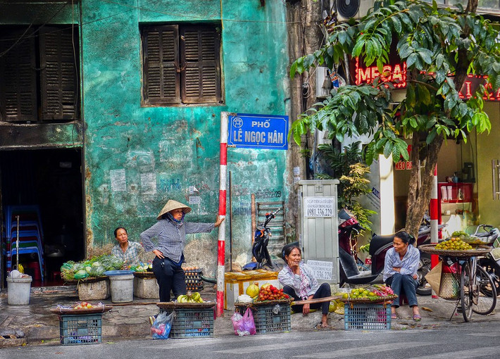 Chỉ vài người phụ nữ cùng các gánh hàng của mình là đủ để tạo thành một chợ cóc vỉa hè. Ảnh: Marco Sarli / Flickr.