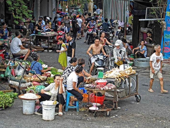 Khung cảnh "kỳ thú" tại một chợ cóc Hà Nội, nơi các hoạt động buôn bán diễn ra sôi nổi với đủ mọi sắc thái ngay giửa lòng đường. Ảnh: Marco Sarli / Flickr.