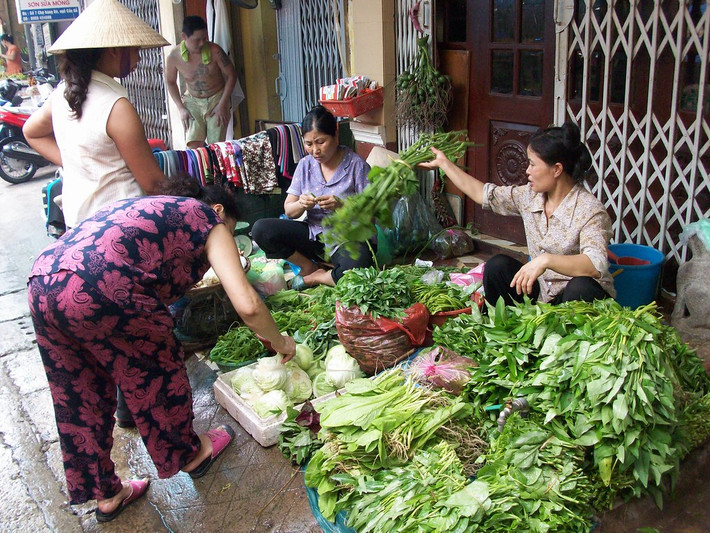 Quầy hàng rau choán cửa một ngôi nhà. Ảnh: David Brewer / Flickr.