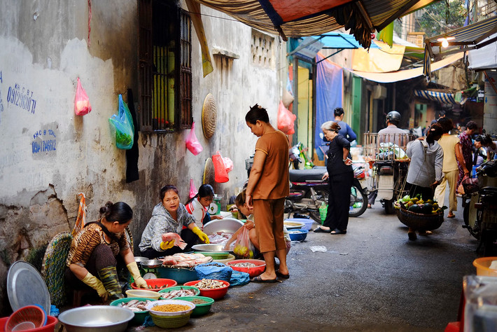 Họp chợ trong hẻm nhỏ ở phố cổ Hà Nội. Ảnh: Lotus Mi/Flickr.