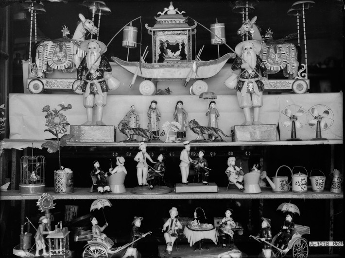 Cận cảnh các đồ chơi bằng giấy và thiếc tại một cửa hàng, thập niên 1920.
