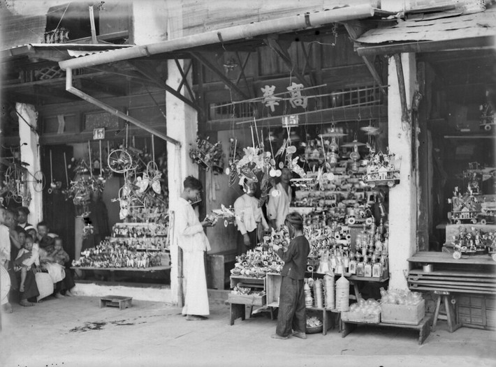 Cửa hàng đồ chơi bằng thiếc trên phố Hàng Thiếc, Hà Nội năm 1928. Các món đồ chơi này thường làm từ các loại vỏ đồ hộp nhập và Việt Nam từ châu Âu.