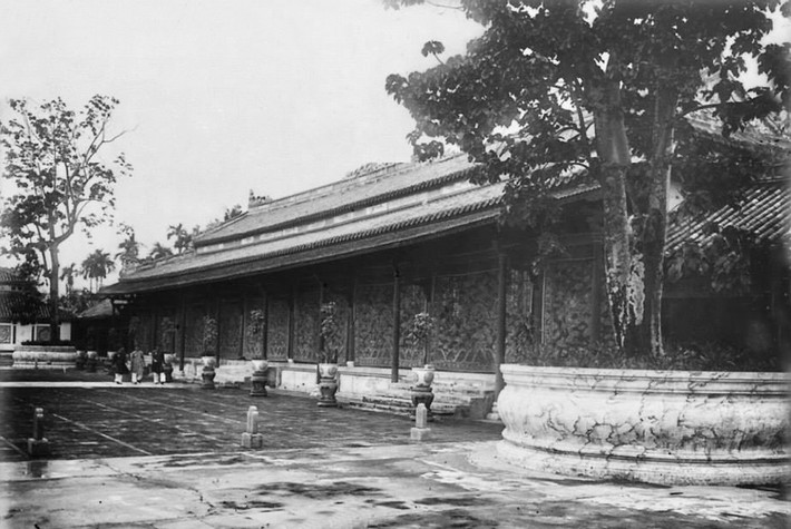 Mặt trước điện Cần Chánh ở Hoàng thành Huế xưa. Điện Cần Chánh là nơi vua tổ chức lễ thiết triều vào các ngày mùng 5, 10, 20 và 25 Âm lịch hàng tháng.