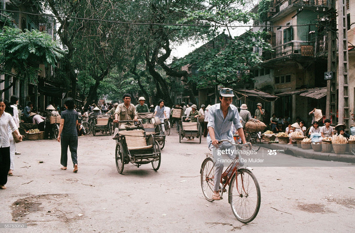 Phố Hàng Chiếu nhìn từ ngã tư Hàng Chiếu - Hàng Giày.