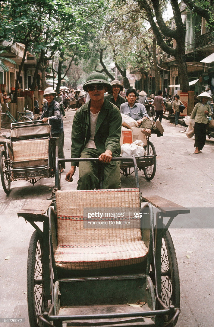 Xe xích lô trên phố Hàng Chiếu.