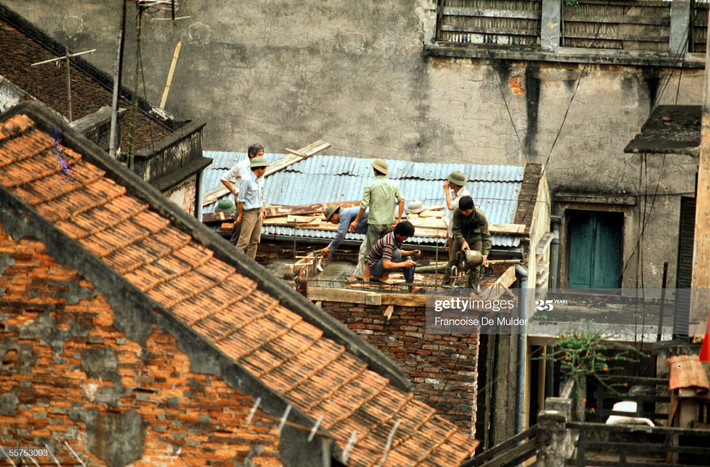 Các thợ xây làm việc trên một ngôi nhà.