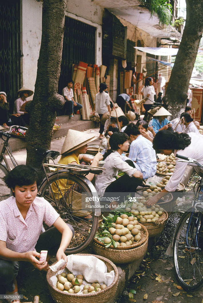 Mùa hồng xiêm trên hè phố Hàng Chiếu.