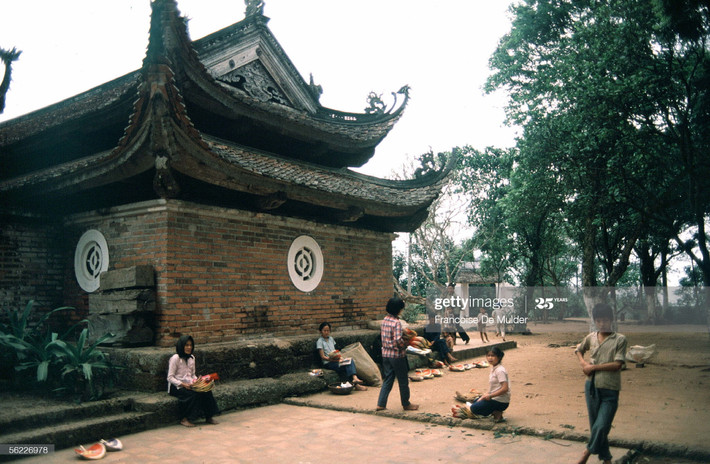 Trên sân chùa Tây Phương ở huyện Thạch Thất, thời điểm năm 1989 thuộc tỉnh Hà Tây, nay thuộc Hà Nội.