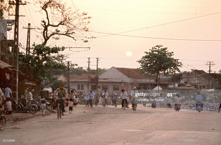 Chiều buông trên một con đường mới.