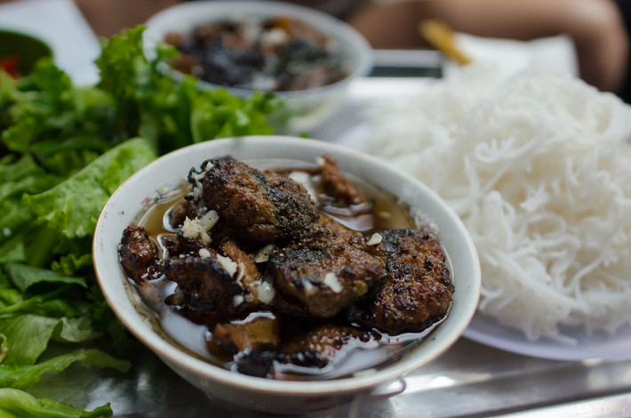 Hình ảnh bắt mắt của một suất bún chả trên phố Hàng Than. Ảnh: Philipp Manila Sonderegger / Flickr.