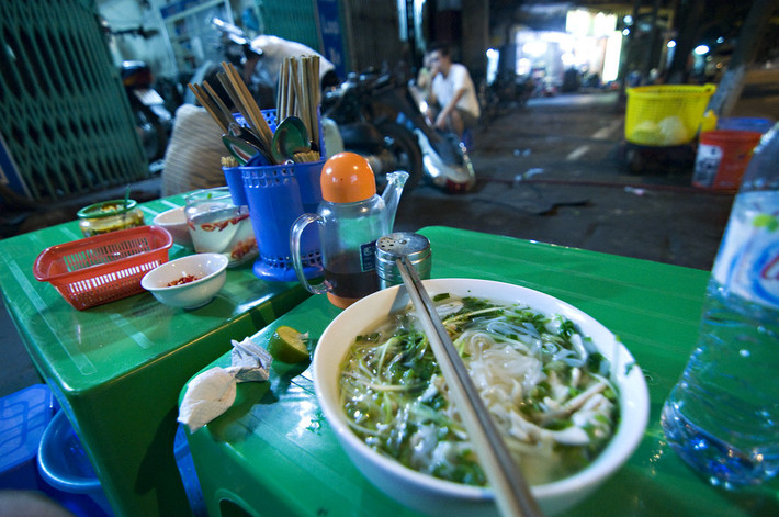 Bát phở gà mà vị khách Tây tranh thủ thưởng thức khi chiếc xe máy của mình đang được sửa ở gần đó. Ảnh: Andreas Samaris / Flickr.