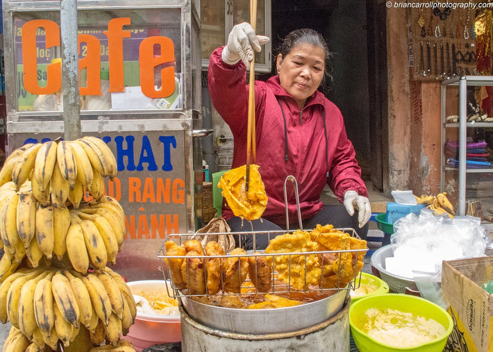 Bánh chuối vàng ruộm và thơm phức, món ăn vặt mùa lạnh nổi tiếng của Hà Nội. Ảnh: Brian Carroll / Flickr. Mời quý độc giả xem video: Quạt giấy Chàng Sơn - Danh phẩm của Hà thành. Nguồn: VTC1