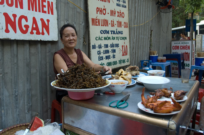 "Quầy này phục vụ phở gà hoặc bún với giá khoảng 12.000 đồng (tầm 1,2 đô la Singapore) . Với 5.000 đồng nữa, bạn có thể gọi phiên bản lươn đặc biệt của bà chủ. Đây là tô phở đầu tiên của tôi nên tôi đã lấy những thứ an toàn", người chụp ảnh này (năm 2007) bình luận. Ảnh: Jonathan Lin / Flickr.