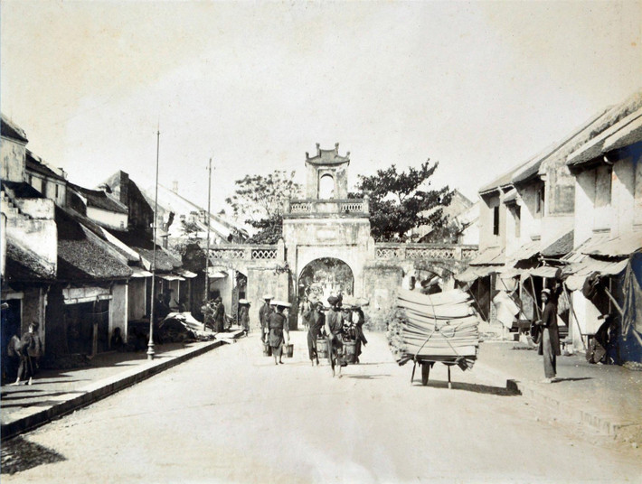 Phố Hàng Chiếu và cửa ô Quan Chưởng. Trên phố có một xe chở chiếu cói, mặt hàng chính được buôn bán trên phố này.