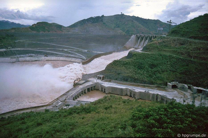 Những bức ảnh được ghi lại khung cảnh đập thủy điện Hòa Bình (tỉnh Hòa Bình) vào năm 1991 bởi một du khách người Đức, ông Hans-Peter Grumpe. Đây là thời điểm công trình đi vào hoạt động ba năm trước đó (1988) với sự hỗ trợ của Liên Xô.