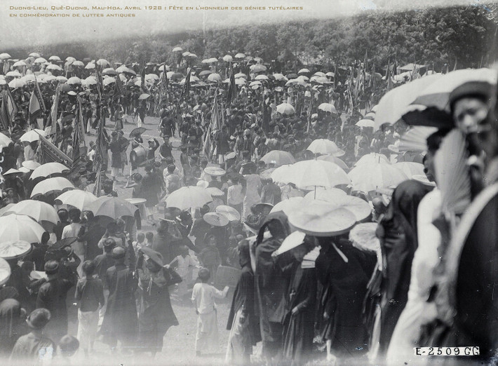 Biển người trẩy hội làng Dương Liễu. Lễ hội diễn ra ngày 11 tháng 3 Âm lịch nhằm tôn vinh Thành hoàng làng là tướng quân Lý Phục Man, vị tướng tài đã có nhiều công lao phò vua, giúp nước dưới thời nhà Lý.