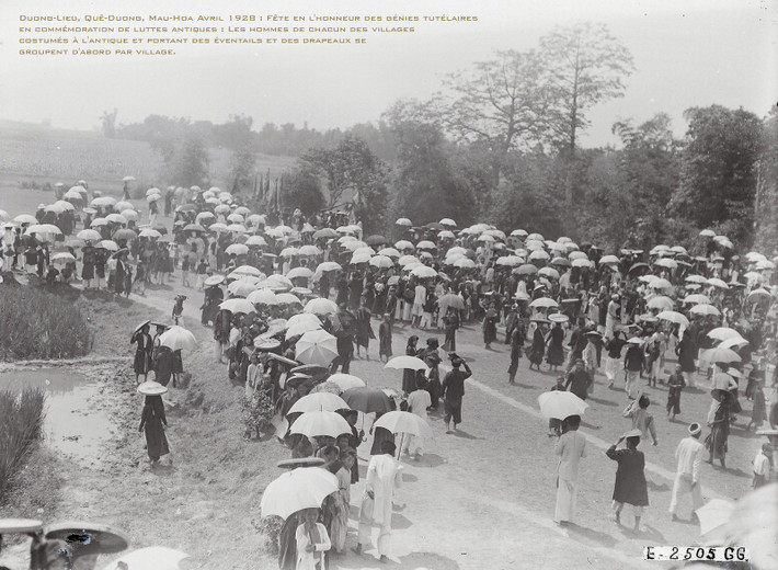 Người dân đi trẩy hội làng Dương Liễu ở tỉnh Hà Đông năm 1928. Ngôi làng này ngày nay là xã Dương Liễu, huyện Hoài Đức, Hà Nội.